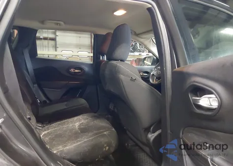 2016 Jeep Cherokee Latitude z USA, uszkodzony, nr VIN 1C4PJMCS5GW282899